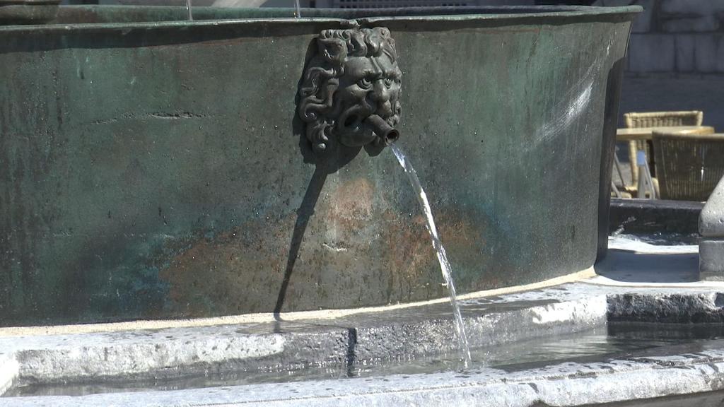 L'eau coule à nouveau de la tête des gargouilles de 