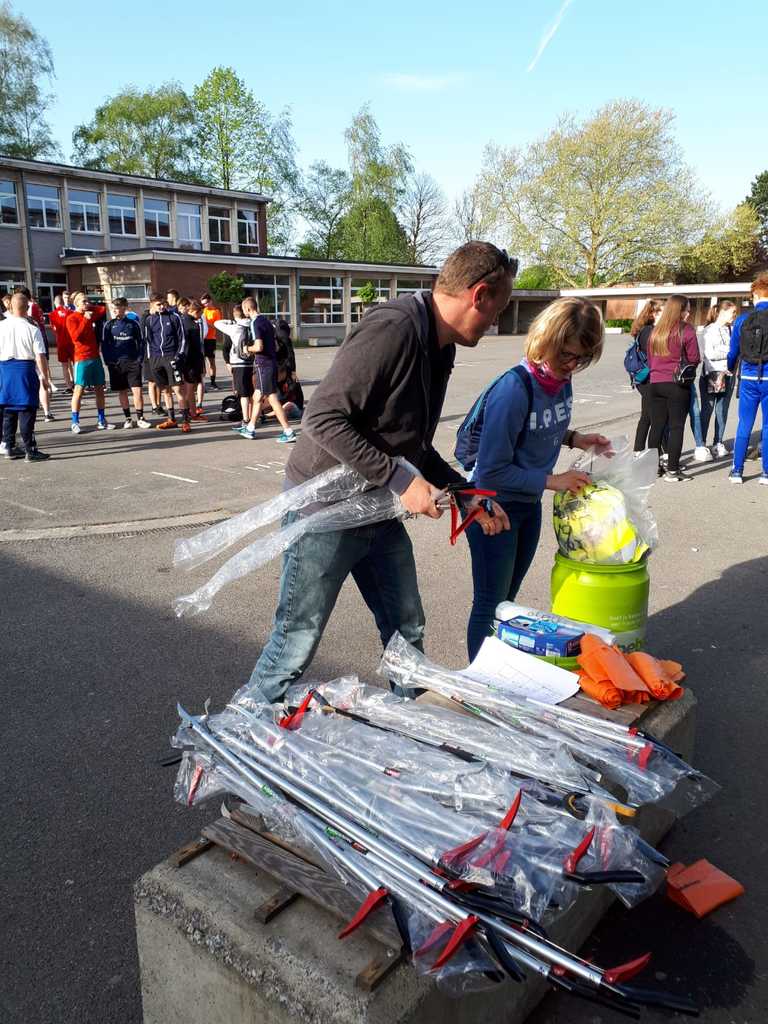 Distribution de l'équipement pour cette journée plogging 
